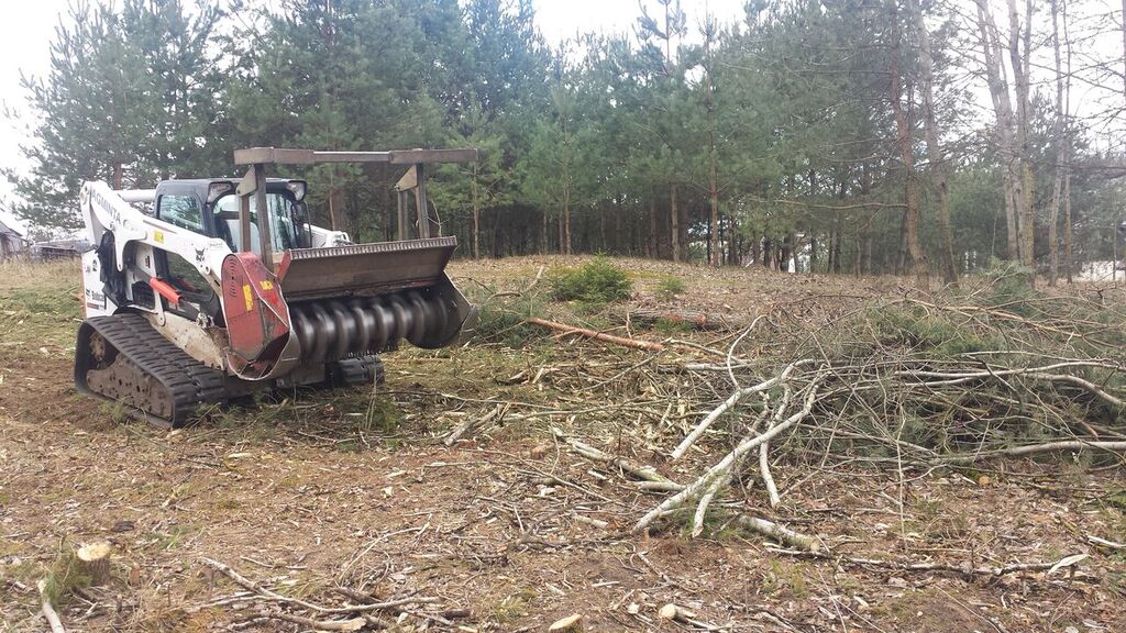 Šakų krūvų smulkinimas „Bobcat