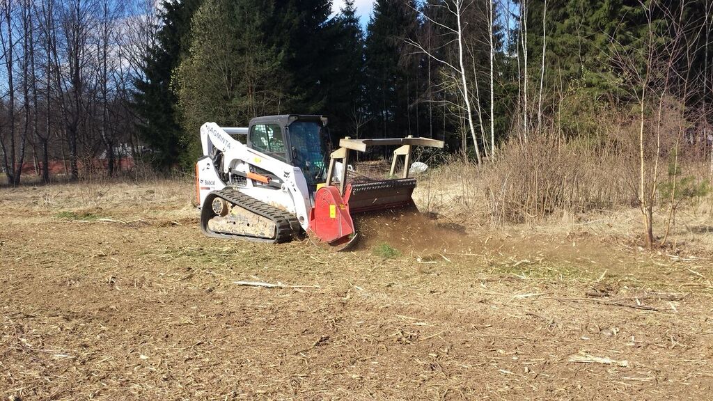 Krūmų smulkinimas su „Bobcat